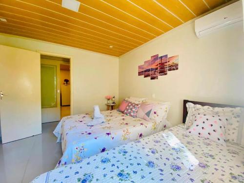 Tempat tidur dalam kamar di Casa ampla e aconchegante em Gramado