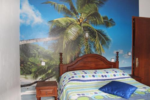 1 dormitorio con 1 cama con un mural de palmeras en Franca, en Oporto