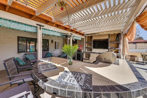 Posezení v ubytování Spacious Apple Valley Home with Pool and Yard!