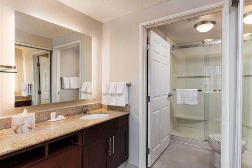 een badkamer met een wastafel en een douche bij Residence Inn Louisville Downtown in Louisville