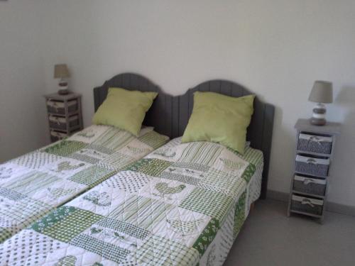 - une chambre avec 2 lits avec des couettes vertes et blanches dans l'établissement Holiday Home Serena, à Cervione