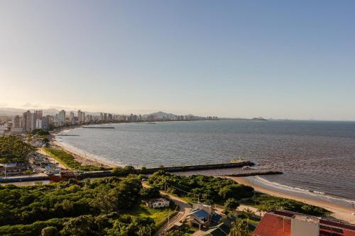 - Vistas aéreas a la playa y a la ciudad en Clube Frente Mar | Sauna | Piscina | Beto Carrero, en Piçarras