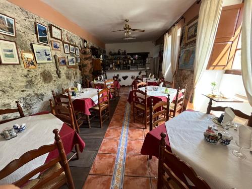 un restaurante con mesas y sillas en una habitación en Hotel Rural Villa de Hermigua en Hermigua