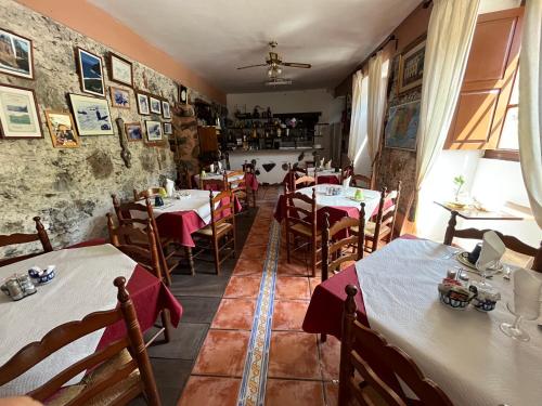 a restaurant with tables and chairs in a room at Hotel Rural Villa de Hermigua in Hermigua