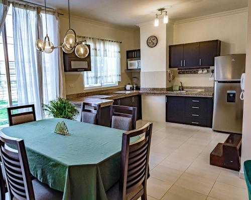 eine Küche und ein Esszimmer mit einem Tisch und Stühlen in der Unterkunft C&E Departamento , a una calle de la PLAYA & MALECÓN in Salinas
