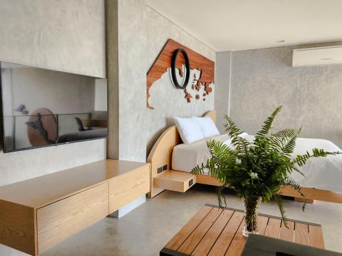 sypialnia z łóżkiem i stołem z doniczką w obiekcie The Hotel Elizabeth Resort and Villas - Long Beach San Vicente Palawan w mieście San Vicente