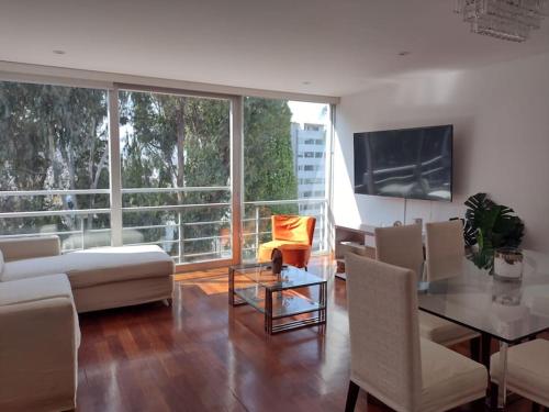 un soggiorno con divano e tavolo di Apartment 4 Rent - Av. San Borja Norte Cdra 7 a Lima