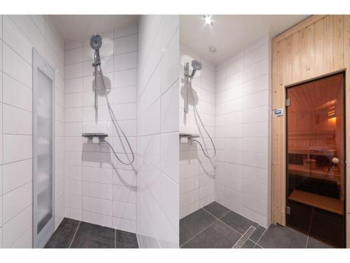zwei Bilder einer Dusche im Bad in der Unterkunft Detached family friendly villa in the Oosterschelde National Park in Colijnsplaat