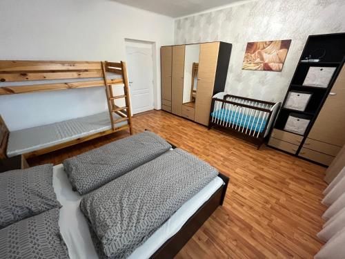 ein Schlafzimmer mit 2 Etagenbetten und einem Kinderbett in der Unterkunft Feel Good Apartment in Detva