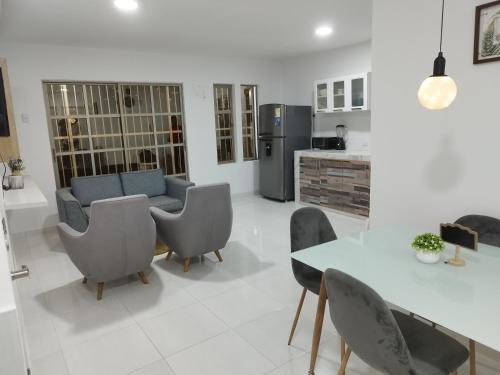 cocina y sala de estar con mesa y sillas en Apartamento con ubicación estratégica en Cartagena de Indias