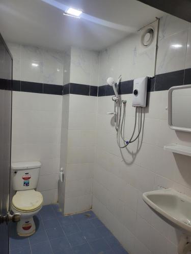 een badkamer met een toilet en een wastafel bij THE NEST in Pattaya