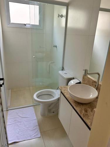 a bathroom with a toilet and a shower and a sink at KITNET 1001 Apart Hotel in Piracicaba