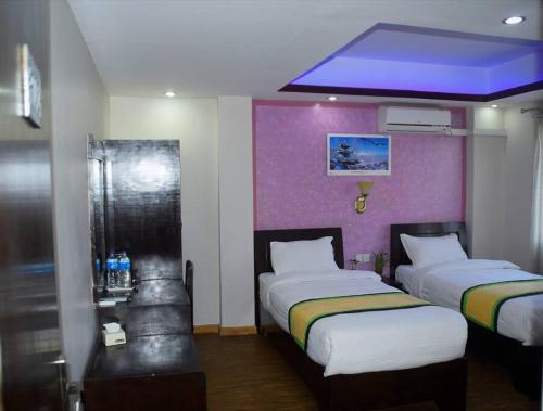 Cette chambre d'hôtel dispose de 2 lits et d'un plafond violet. dans l'établissement two-bed room in Thamel, peaceful location Kathmandu, à Katmandou