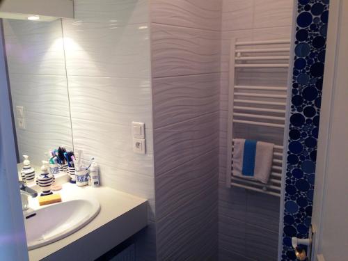 une salle de bain avec un lavabo et une douche dans l'établissement Appartement T2 refait à neuf avec balcon face mer et ascenseur, au cœur des Sables-d'Olonne - FR-1-485-70, à Les Sables-dʼOlonne