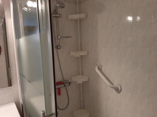 een badkamer met een douche en een glazen deur bij Maison Jard-sur-Mer, 3 pièces, 5 personnes - FR-1-485-78 in Jard-sur-Mer