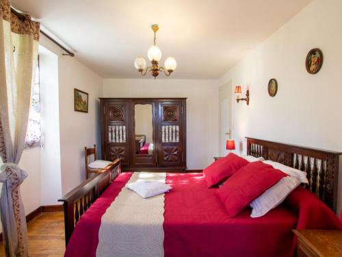a bedroom with a large bed with red pillows at Gîte Montignac, 4 pièces, 6 personnes - FR-1-616-83 in Montignac