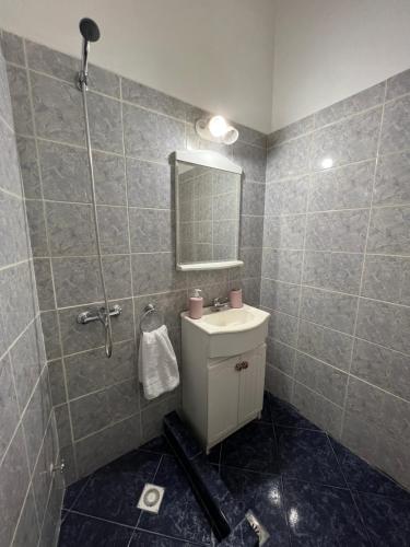een badkamer met een wastafel en een spiegel bij Casa Reina Palermo Viejo in Buenos Aires