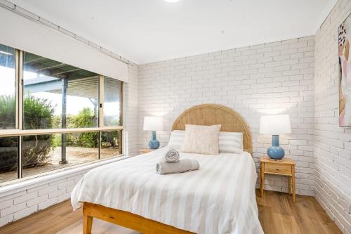1 dormitorio blanco con 1 cama grande y ventanas en Surfers Reserve Beachfront - WIFI- Family friendly, en Middleton