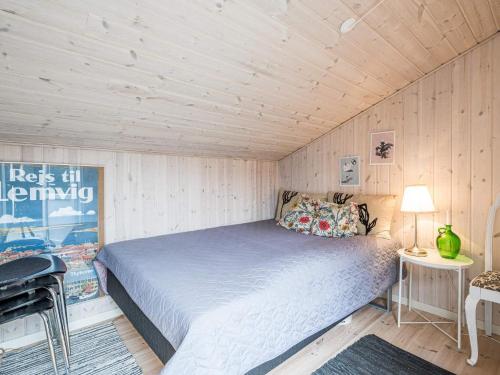 1 dormitorio con 1 cama en una habitación de madera en Holiday home Esbjerg V IV, en Esbjerg