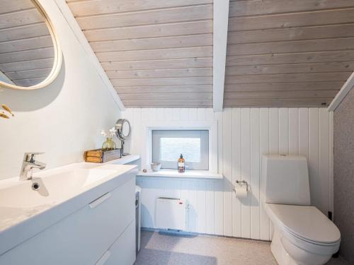 baño con aseo y lavabo y ventana en Holiday home Esbjerg V IV, en Esbjerg