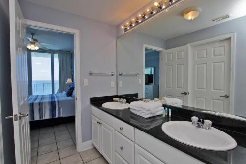 baño con lavabo y espejo grande en San Carlos 1907 en Gulf Shores