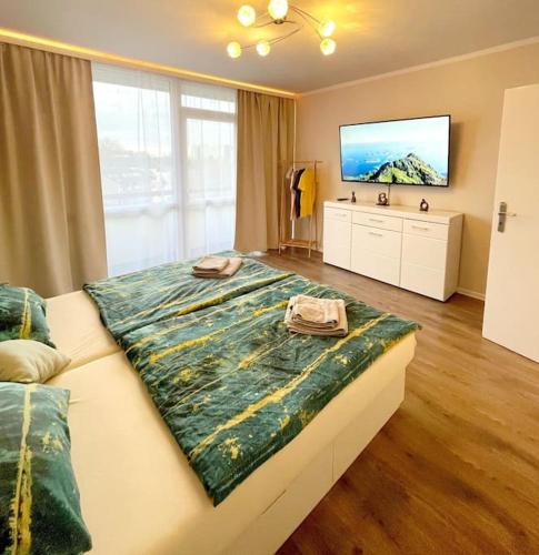 TV a/nebo společenská místnost v ubytování Große 3-Zimmer Wohnung, zentrale Lage.