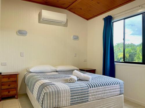 ein Schlafzimmer mit einem Bett mit zwei Handtüchern darauf in der Unterkunft Big4 Port Douglas, Glengarry Holiday Park in Port Douglas