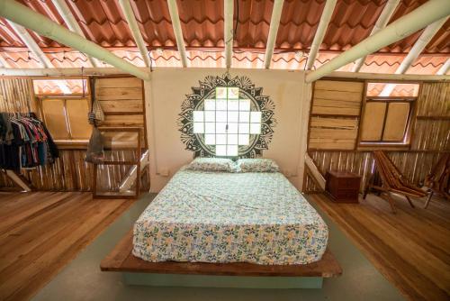 ein Schlafzimmer mit einem Bett in einem Zimmer in der Unterkunft Paraiso Perdido in Mompiche