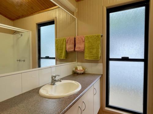 ein Bad mit einem Waschbecken und einem Spiegel in der Unterkunft Big4 Port Douglas, Glengarry Holiday Park in Port Douglas