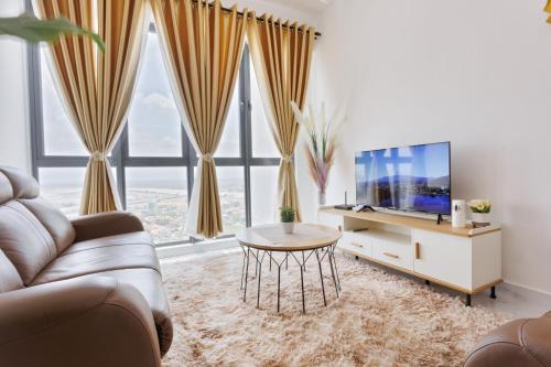 sala de estar con sofá y TV en Sofea Suites @ Troika Kota Bharu #Wifi #Netflix, en Kota Bharu