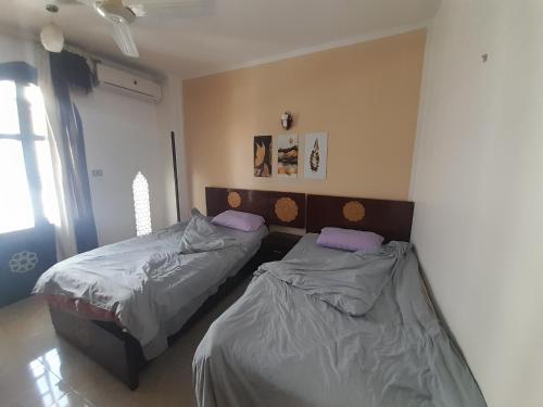 two beds in a room with at Alaa Aldin Flats in Luxor