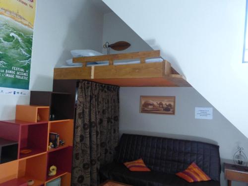 ein Wohnzimmer mit einem Hochbett und einem Sofa in der Unterkunft Quiet duplex apartment in St Briac sur Mer in Saint-Briac-sur-Mer