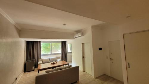 sala de estar con sofá y mesa en La Belle San Isidro Lofts - Loft Lavandas y Loft Lilas en San Isidro