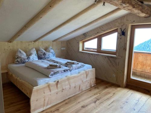 ZellbergにあるChalet in Zillertal near Hochzillertal Ski Areaの屋根裏部屋のベッドルーム1室(木製ベッド1台付)