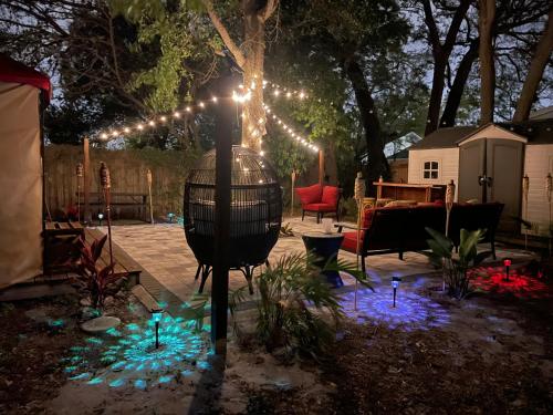 Taman di luar Tropical Casita in Tampa near airport and Raymond James stadium