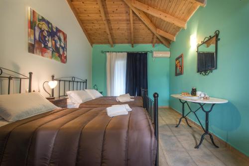 Кровать или кровати в номере Pansion Porto Tsi Ostrias