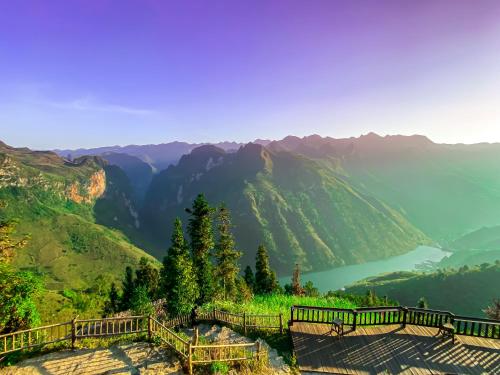 - Vistas a un valle con lago y montañas en Mã Pì Lèng EcoLodge en Mèo Vạc