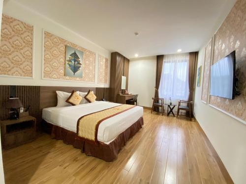 Ðục Khê的住宿－ĐTT Galaxy Tam Chúc，一间卧室配有一张床和一台平面电视