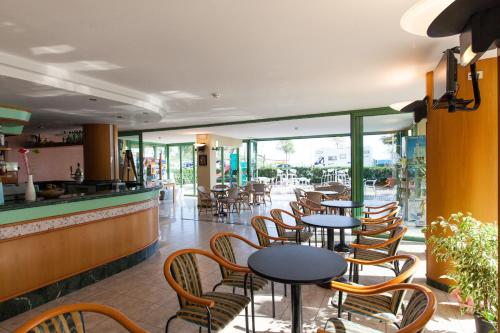 The lounge or bar area at Hotel Palos