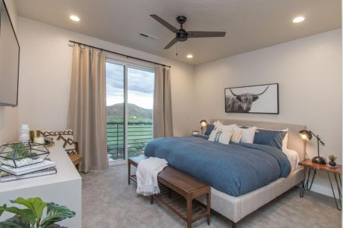 1 dormitorio con cama y ventana en Closest 8 Bedroom To Zion-Private Pool and Hot Tub! 2272, en Washington