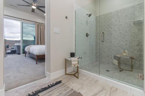 baño con ducha y puerta de cristal en Closest 8 Bedroom To Zion-Private Pool and Hot Tub! 2272, en Washington