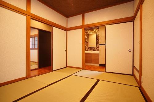 um quarto com um quarto vazio com portas e um quarto com em Famille Omuro - Vacation STAY 98191 em Ito