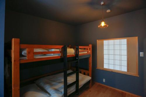 倉敷市にある暮らしの宿てまり まどろみの二段ベッド2組、窓が備わる客室です。