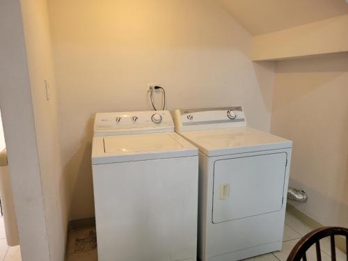 a white washer and dryer in a room at Departamento UNIVERSITARIO en fraccionamiento privado in Chihuahua