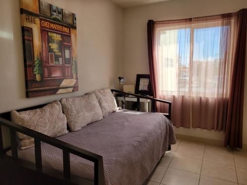 a bedroom with a bed and a window at Departamento UNIVERSITARIO en fraccionamiento privado in Chihuahua
