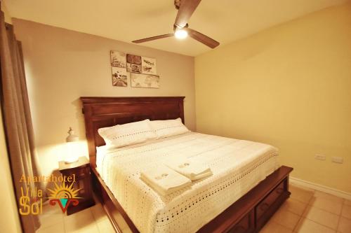a bedroom with a bed with a ceiling at Villa Del Sol in Ixmiquilpan
