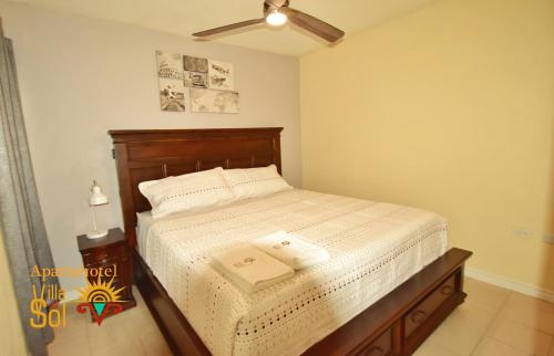 a bedroom with a bed and a ceiling fan at Villa Del Sol in Ixmiquilpan