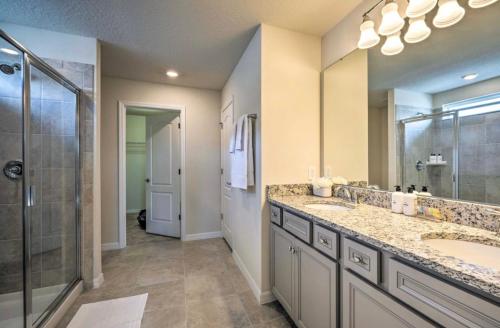 baño grande con 2 lavabos y ducha en NEW! Luxury Solterra Resort Home, Disney World Family Retreat Vacation, en Davenport