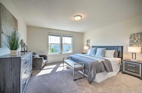 1 dormitorio con cama, escritorio y sofá en NEW! Luxury Solterra Resort Home, Disney World Family Retreat Vacation, en Davenport