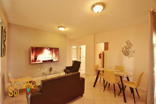 ein Wohnzimmer mit einem Sofa und einem Tisch in der Unterkunft Villa Del Sol in Ixmiquilpan